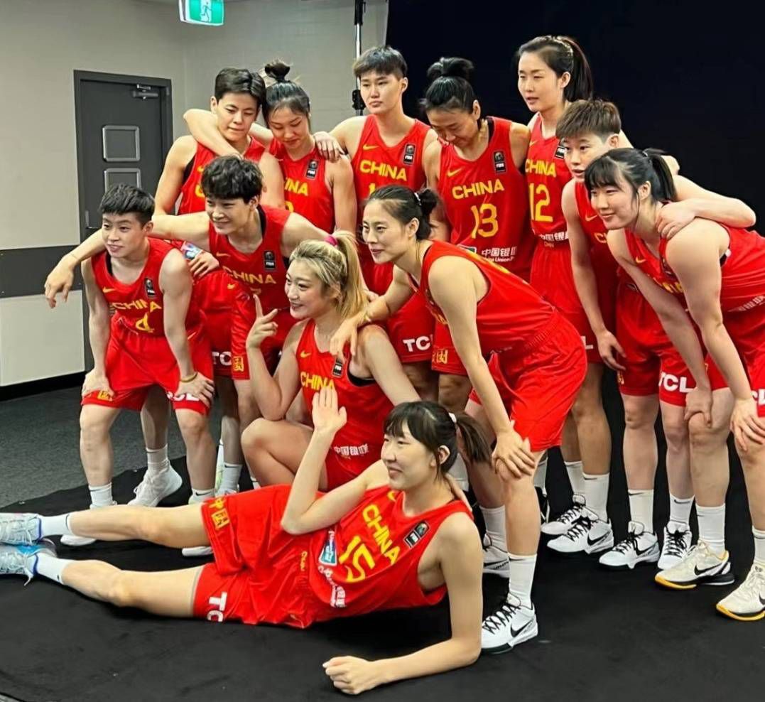 第11分钟，卢卡库禁区弧顶背身拿球，随后转身搓传，奥亚尔禁区左侧前插接应，但是没处理好，球出了底线！